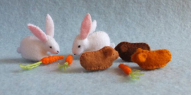 Drie cavia's en twee konijnen met worteltjes (zelfmaakpakketje)