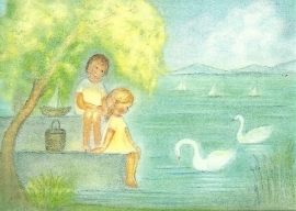 Maandjaart juli, twee kinderen aan oever van het meer, Ruth Elsässer