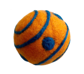 Speelbal met rammelaar, wolvilt (oranje-blauw)
