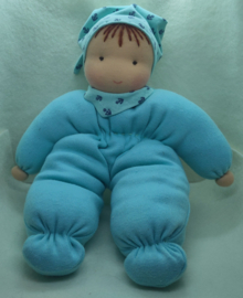 Popje met sjaaltje licht blauw (tricot, 26 cm)