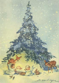 Kerstkind, twee engelen en bosdieren under een denneboom, Erica von Kager