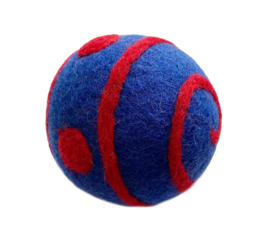 Speelbal met rammelaar, wolvilt (blauw-rood)