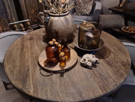 Landelijke ronde eettafel op kolompoot