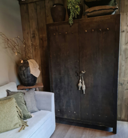 Stoere oud houten kast 2 deuren