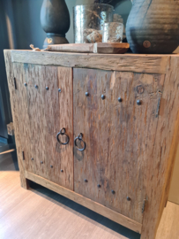 Stoer oud houten dressoir klein