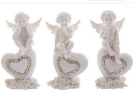 Drie engeltjes zitten op een hart