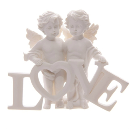 Twee engeltjes houden liefdesbrieven vast