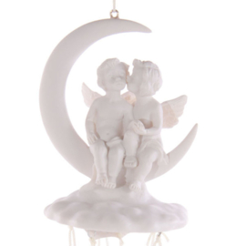Twee engeltjes zitten op een maan met een windgong-ontwerp\