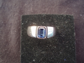 Ring met blauwe steen