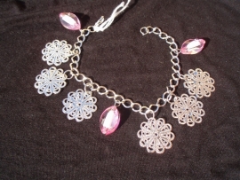 Zilverkleurige armband met bedels