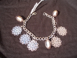 Zilverkleurige armband met bedels