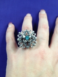 Leuke ring met blauwe steen