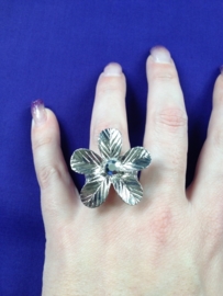 Leuke ring met bloem en zilverkleurige steen
