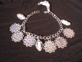 Zilverkleurige armband met bedels