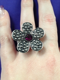 Leuke ring met bloem en paarse steen