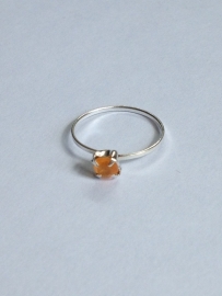 Ring met oranje steentje