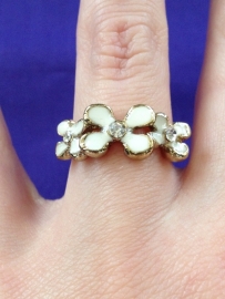 Leuke ring met bloemen en strass