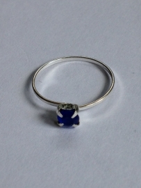 Ring met blauw steentje