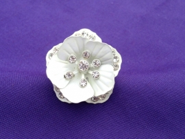 Witte ring met bloem en strass