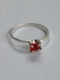 Ring met rood steentje