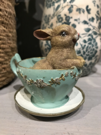 Decoratie konijn in kopje zittend