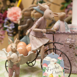 Decoratie konijn op fiets vrouw