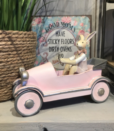 Decoratie konijn in roze auto