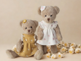 Beer Lila Rose met wit jurkje met bloemetjes