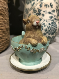Decoratie konijn in kopje zittend