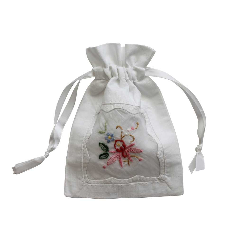 Wit geurzakje met borduurwerk en gevuld met lavendel