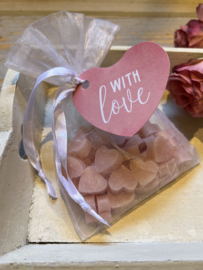 Organza zakje gevuld met mini hartzeepjes With Love roze