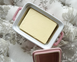 Roze botervloot met witte stippen