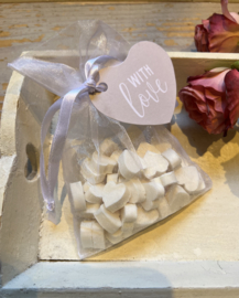 Organza zakje gevuld met mini hartzeepjes With Love