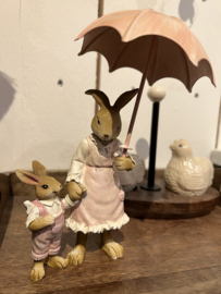 Decoratie konijn met kleintje aan de hand