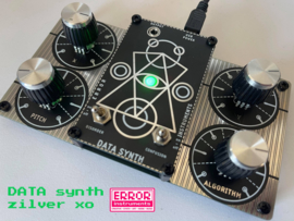 DATA synth zilver xo