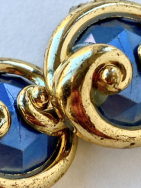 gold smal vintage clip on whit blue stone