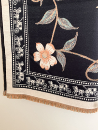 Luxe en heerlijk grote, warme sjaal - bloemmotief