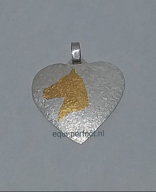 Zilveren hanger, hart met gouden paardenhoofd.