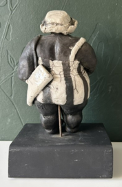 Raku plastiek dikke dame met hoed