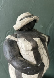 Raku plastiek dikke dame met hoed