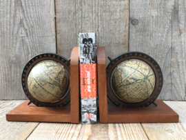 Houten boekensteunen met globe