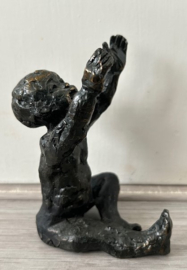 Astrid Koppen sculptuur brons Kind met gestrekte armen