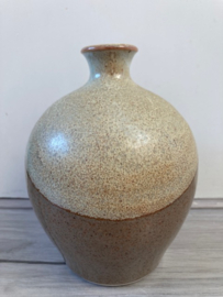 Leo Martens flesvaasje beige bruin
