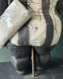 Raku plastiek dikke dame met hoed