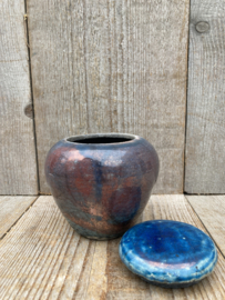 Raku dekselpot blauw rood