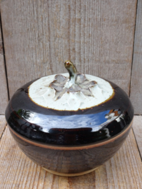 Dekselpot tenmoku met reliëfbloem