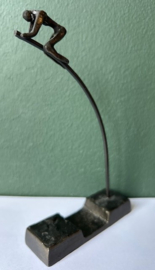 Corry Ammerlaan sculptuur verbronsd polsstokhoogpringer