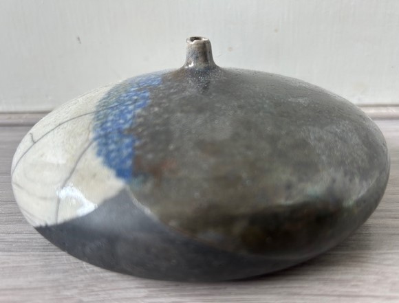 Raku vaasje discusvormig