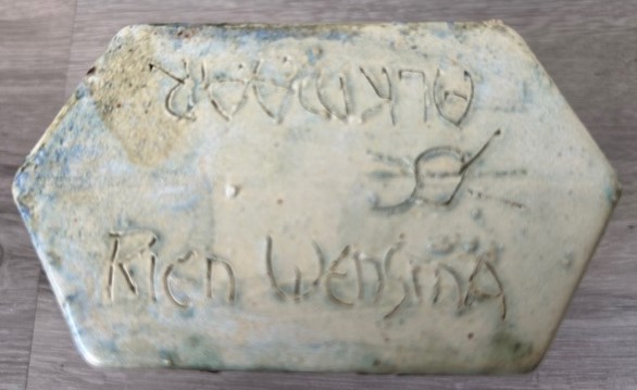 Rien Wensma plastiek haan in tuin