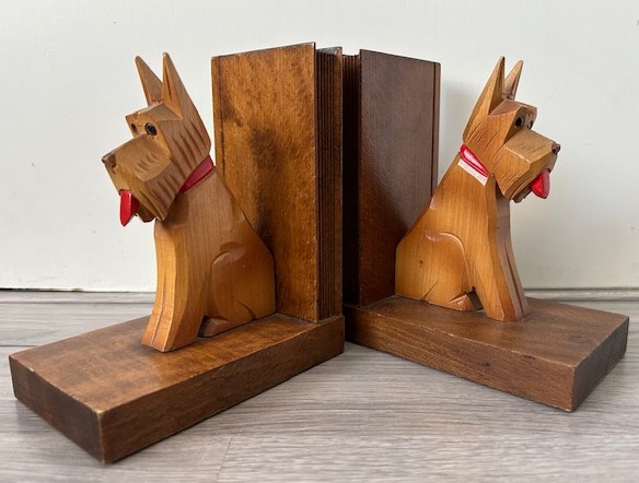 Houten boekensteunen met terriër